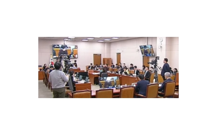 民主, 국회 법사위에서...